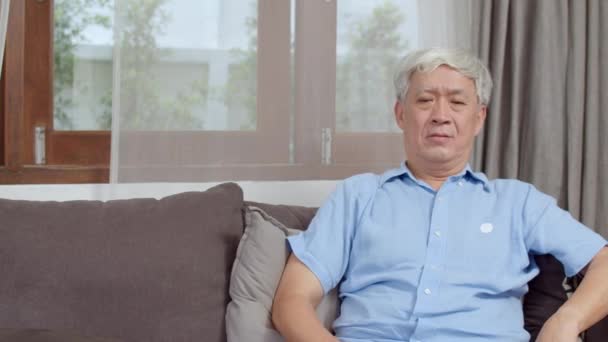 Aziatische Senior Man Videogesprek Thuis Aziatisch Senior Oudere Chinese Man — Stockvideo