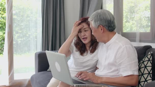 집에서 노트북을 아시아 아시아 중국어 조부모 집에서 거실에서 소파에 누워있는 — 비디오
