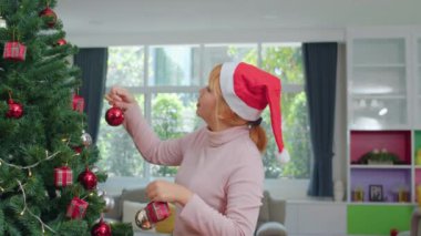 Asyalı kadın arkadaşlar Noel festivalinde Noel ağacı süsleyin. Kadın genç mutlu gülümseyerek evde oturma odasında birlikte xmas kış tatilleri kutlamak. Yavaş çekim çekimi.