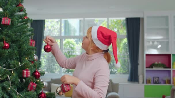 아시아 친구는 크리스마스 축제에서 크리스마스 트리를 장식합니다 집에서 거실에서 크리스마스 — 비디오