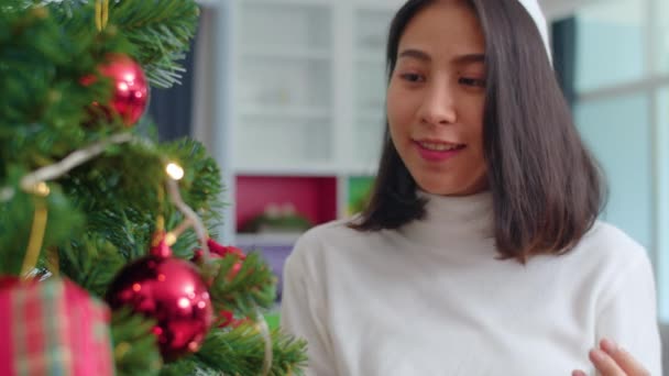 Asiatische Frauen Schmücken Beim Weihnachtsfest Den Weihnachtsbaum Weibliche Teenager Glücklich — Stockvideo