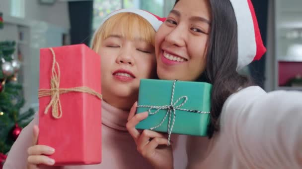Aziatisch Lesbisch Paar Vieren Kerstfeest Lgbtq Vrouwelijke Tiener Ontspannen Gelukkig — Stockvideo