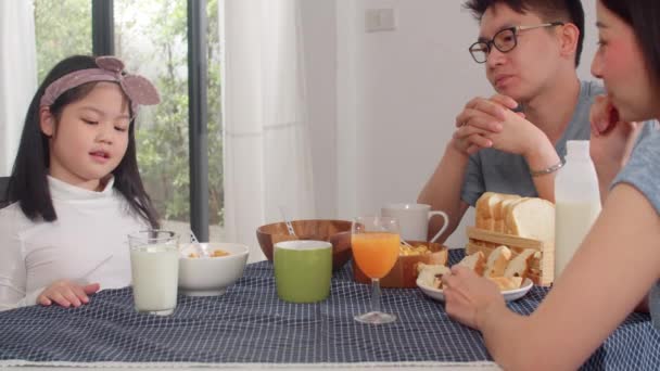 Familia Japonesa Asiática Desayuna Casa Mamá Asiática Papá Hija Sienten — Vídeo de stock