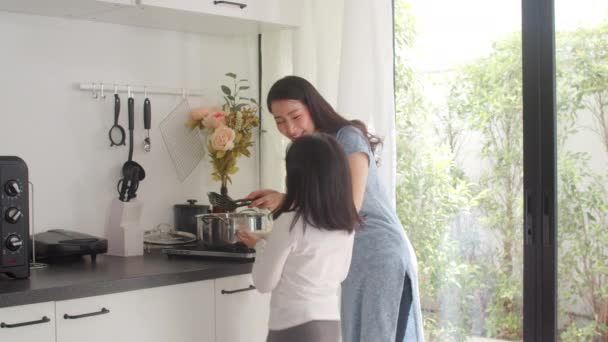 アジア系日本人の母親と娘が自宅で料理をする ライフスタイルの女性は 家庭での朝食のためにパスタとスパゲティを一緒に作ってください スローモーションショット — ストック動画