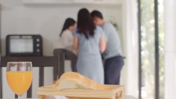 Ασιατική Ιαπωνική Οικογένεια Μαγείρεμα Στο Σπίτι Ζωή Ευτυχισμένη Μαμά Μπαμπάς — Αρχείο Βίντεο