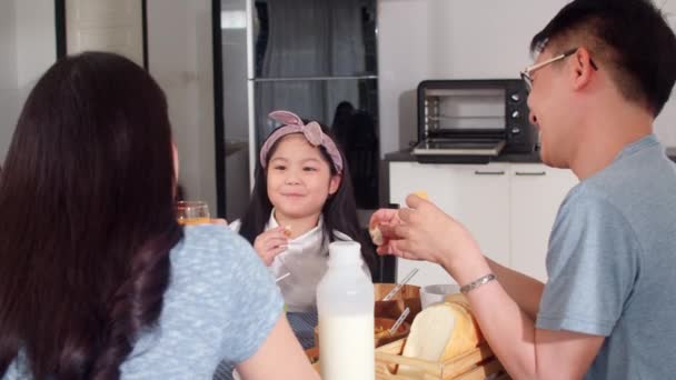 Famiglia Asiatica Giapponese Colazione Casa Asiatico Mamma Papà Figlia Sentirsi — Video Stock