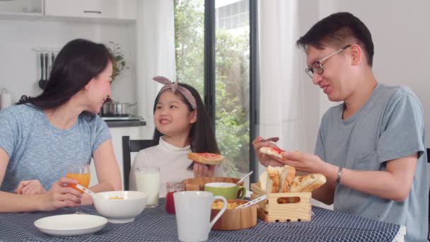 Asiatiska Japanska Familjen Äter Frukost Hemma Asiatiska Glad Pappa Gör — Stockvideo