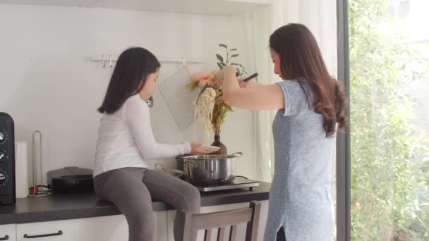 亚洲的日本妈妈和女儿在家做饭 生活方式的女人喜欢在家里厨房里一起做意大利面和意大利面吃早餐 慢动作射击 — 图库视频影像