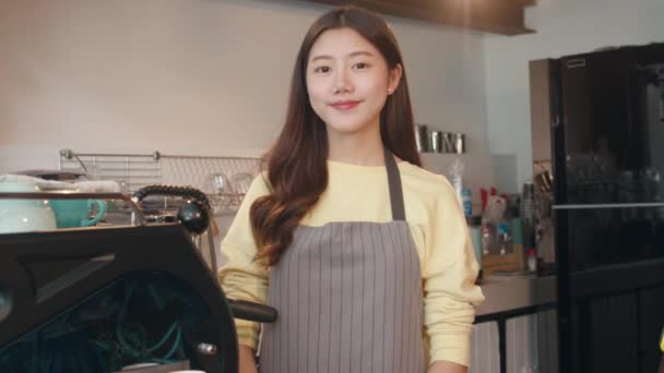 Retrato Joven Mujer Asiática Barista Sintiéndose Feliz Sonriendo Cafetería Urbana — Vídeos de Stock