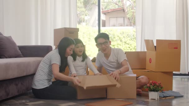 아시아인 젊은이들의 주하여 새로운 부모들 아이들은 움직이는 거실에서 상자나 꾸러미를 — 비디오