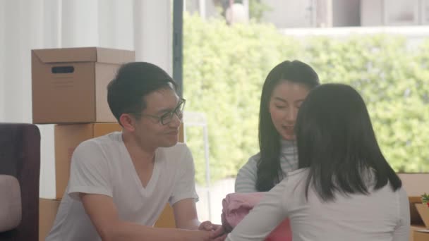 Mudanzas Familia Joven Asiática Feliz Instalan Nuevo Hogar Emocionados Padres — Vídeo de stock