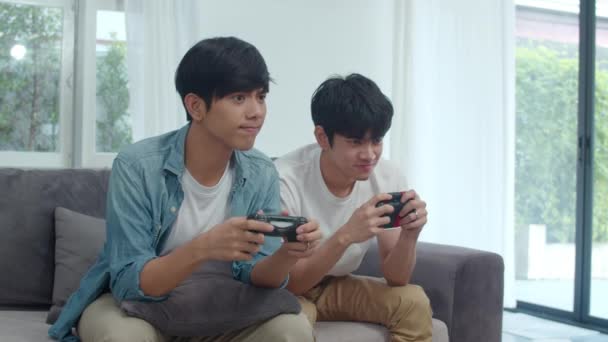 Jong Aziatisch Gay Paar Spelen Games Thuis Tiener Koreaans Lgbtq — Stockvideo