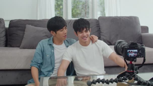 Genç Asyalı Eşcinsel Çift Nüfuzlu Çiftler Evlerinde Video Bloğunda Genç — Stok video