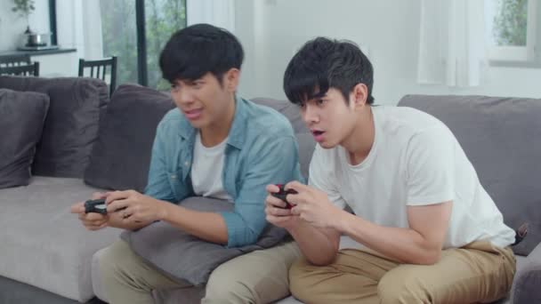 Jóvenes Asiáticos Gay Pareja Jugar Juegos Casa Adolescente Coreano Lgbtq — Vídeos de Stock