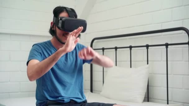 Joven Hombre Asiático Usando Gafas Simulador Realidad Virtual Jugando Videojuego — Vídeos de Stock