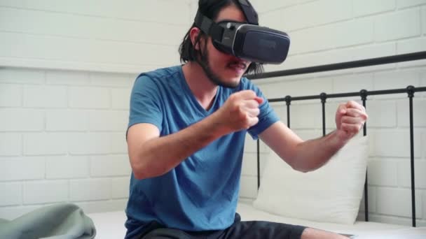 Молодой Азиат Использует Очки Симулятор Виртуальной Реальности Играя Гоночную Игру — стоковое видео