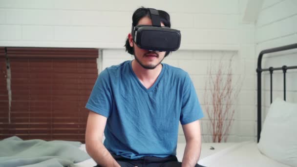 Homme Asiatique Utilisant Des Lunettes Simulateur Réalité Virtuelle Joystick Jouer — Video