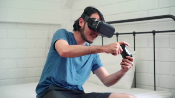 Asiatischer Mann Mit Brille Virtual Reality Simulator Und Steuerknüppel Beim — Stockvideo