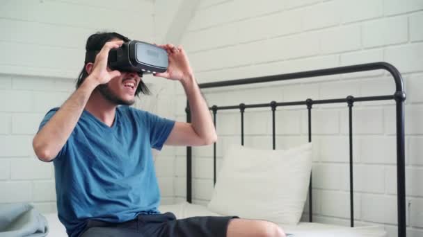 Mladý Asijský Muž Pomocí Brýle Virtuální Realita Simulátor Hraní Videohry — Stock video