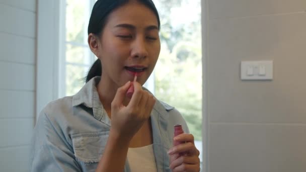 漂亮的亚洲女人在前视镜上用口红化妆 快乐的中国女人在家里用化妆品来改善自己在浴室里的工作 生活方式的女人在家里放松一下 — 图库视频影像