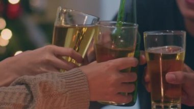 Mutlu Noeller ve mutlu yıllar! Genç arkadaş grubu evde yemek yiyor. Gece evde noel ağacının yanında bira ve pizza ile Asya aile partisi. Tatil ve beraberliği kutluyoruz..