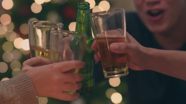 圣诞快乐 新年快乐 年轻的朋友们在家里吃饭 晚上在家里的圣诞树旁 举行亚洲家庭派对 享用啤酒和比萨饼 庆祝节日和聚首一堂 — 图库视频影像