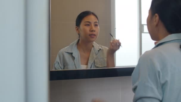 Beautiful Asian Woman Using Eyebrow Pencil Make Front Mirror Happy — Stock Video