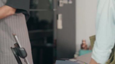 Genç Asyalı erkek barmen, barın yanındaki güzel Koreli kız müşteriye kahve fincanı veriyor kafe restoranındaki plastik atıkları azaltıyor. Sahibi küçük işletme ve sıfır atık konsepti. 4k Uhd.