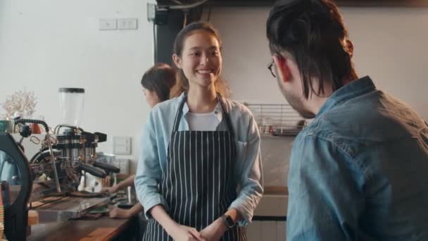 Kobiece Dłonie Baristy Pokazujące Gest Menu Tablecie Rozmawiające Klientem Kawiarni — Wideo stockowe