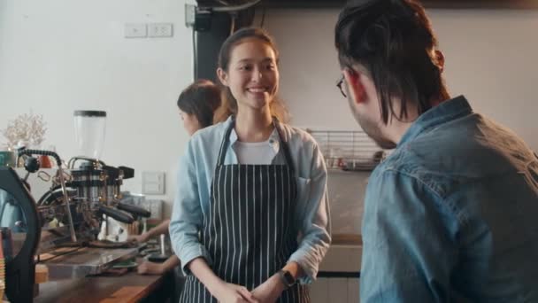 Női Barista Munkás Kezét Mutatja Gesztus Étlap Tabletta Beszél Ügyféllel — Stock videók