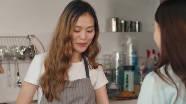Junge Asiatische Frau Selbstbedienung Getränkekarte Mit Tablet Bildschirm Café Restaurant — Stockvideo