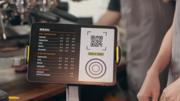 Młoda Azjatka Samoobsługowe Zamówić Menu Napojów Ekranem Tablet Kawiarni Restauracji — Wideo stockowe
