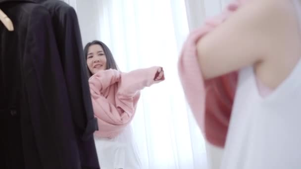 Jeune Asiatique Femelle Choisir Des Vêtements Sur Porte Vêtements Habillage — Video