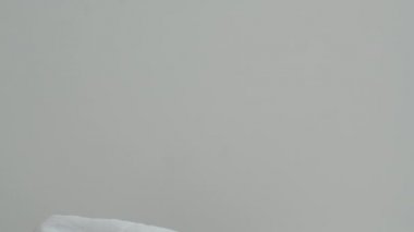 Ağır çekimde, Asyalı genç bir kadın sabah yatak odasındaki randevusuna geç kalınca şok oldu. Güzel Hintli kadın çalar saati çalmayı özlemiş ve uyuyakalmış..