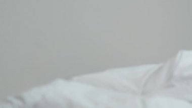 Uykulu Asyalı genç kadın sabah geç saatte yataktaki randevusuna geç kalktığında şok oldu. Hintli bir kadın cep telefonundaki çalar saati çalmayı unutmuş ve uyuyakalmış..