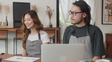 Neşeli Asyalı küçük işletme sahipleri danışman ile buluşup kafe işletme planı ve finansmanı hakkında konuşuyorlar. Genç Japon ajanı restoranda birlikte sözleşme imzalamayı düşünür..