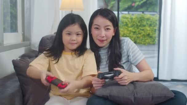 Young Asian Family Daughter Play Games Home Korean Mother Little — Stock Video