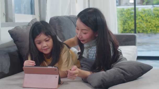 Ung Asiatisk Familj Och Dotter Gärna Använda Surfplatta Hemma Japanska — Stockvideo