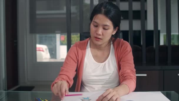 Jonge Aziatische Zwangere Vrouw Tekening Baby Buik Familie Notebook Papa — Stockvideo