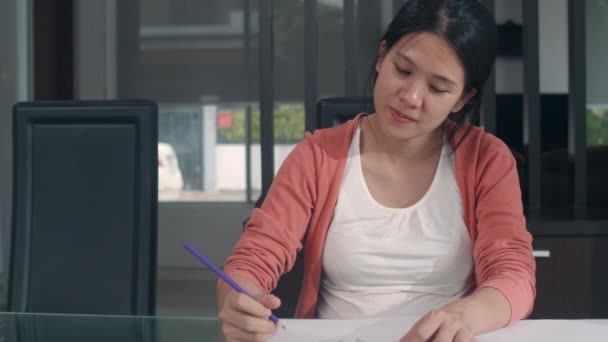 Jovem Asiática Mulher Grávida Desenhando Bebê Barriga Família Caderno Pai — Vídeo de Stock