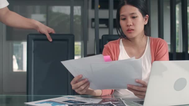 Jovem Mulher Grávida Asiática Usando Registros Laptop Renda Despesas Casa — Vídeo de Stock