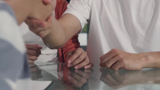 Młoda Azjatka Ciąży Para Podpisać Dokumenty Umowne Domu Japoński Doradztwo — Wideo stockowe