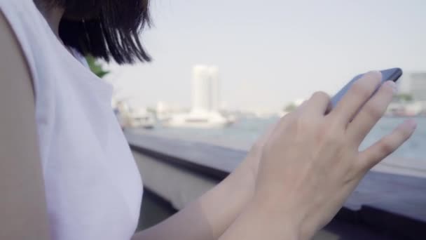 Туристки Азиатки Пользуются Мобильным Телефоном Кафе Открытом Воздухе Молодая Японская — стоковое видео