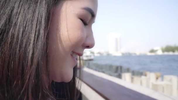 Turista Mujeres Asiáticas Utilizando Teléfono Móvil Cafetería Aire Libre Joven — Vídeo de stock