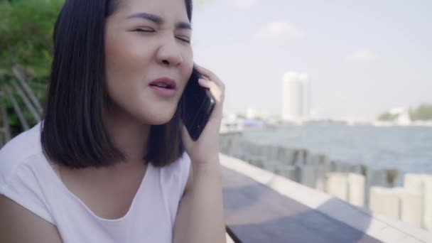 Turista Mujeres Asiáticas Utilizando Teléfono Móvil Cafetería Aire Libre Joven — Vídeos de Stock