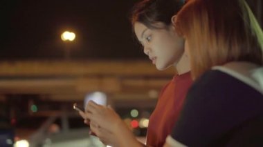 Turist Asyalı kız kardeş Bangkok, Tayland 'a doğru gidiyor. Haritaya bakarak cep telefonu kullanan genç bayan öğrenciler tatillerini geçirirken bir dönüm noktası bulurlar. Şehirde yaşam tarzı aile seyahati.