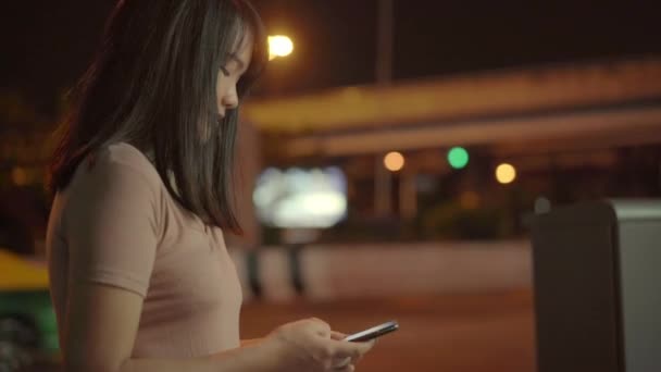 Νεαρή Ταξιδιώτη Ασιατική Γυναίκα Χρησιμοποιώντας Την Εφαρμογή Για Την Κλήση — Αρχείο Βίντεο