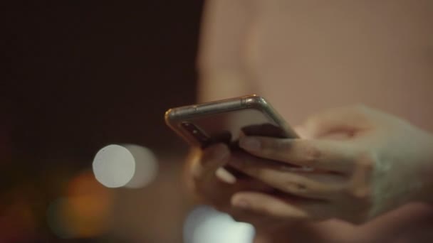 在曼谷 年轻的亚洲女性旅行者在街上用手机申请打车回家 在户外放松的同时 使用智能手机上网聊天的女生 — 图库视频影像