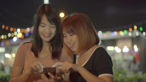 Turystyczny Azjatycki Siostra Dziewczyny Kierunek Miejscu Bangkoku Tajlandia Młode Studentki — Wideo stockowe