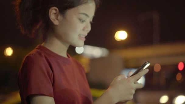 Viajero Joven Mujer Asiática Que Utiliza Aplicación Para Llamar Taxi — Vídeo de stock